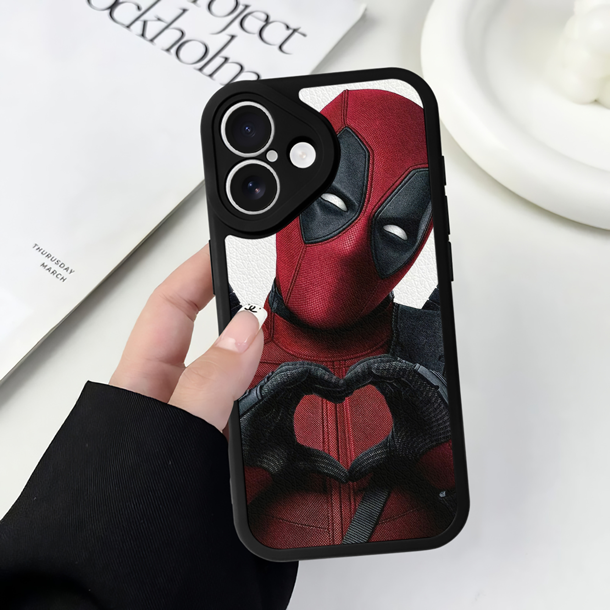 （画像用） Deadpool デッドプール 【iPhone 16シリーズ対応】シリコンスマホケース（レザー調） 材質：シリコン